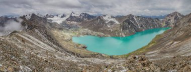 Kırgızistan 'daki Terskey Alatau dağlarında Ala-Kul Gölü