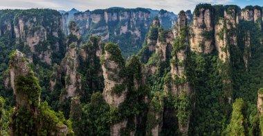Çin 'in Hunan eyaletindeki Zhangjiajie Ulusal Orman Parkı' ndaki Wulingyuan Manzarası ve Tarihi İlgi Alanı 'nın kaya oluşumları