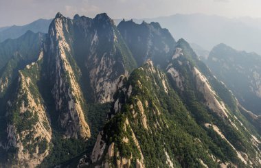 Çin 'in Şanksi eyaletindeki Hua Shan Dağı' nın zirvesinden bir görüntü.