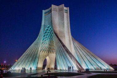 TEHRAN, İRAN - 2 Nisan 2018: İran 'ın Tahran kentindeki Azadi Kulesi' nin Akşam Görüşü