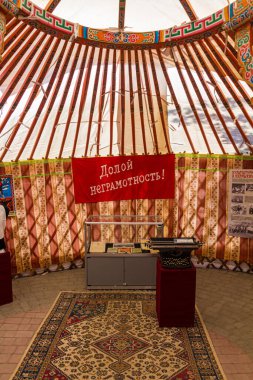 ELISTA, RUSSIA - 27 Haziran 2018: Rusya 'nın Elista kentindeki Kalmyk Kültür Bumbin Orn Etnik Köy Müzesi' nde bir yurdun içi. Metin diyor ki: Cahillikten kurtul.