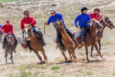 ISSYK KUL, KYRGYZSTAN - 15 Temmuz 2018: Kırgızistan 'daki Issyk Kul Gölü kıyısındaki Teskey Jeek Etnofestivali' nde geleneksel boru oyunları