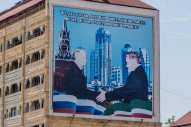 GROZNY, RUSSIA - 26 Haziran 2018: Rusya 'nın Grozny kentinde Putin ve Kadyrov' un posteri. Diyor ki, yaptığım her şeyi sıradan insanlara yapıyorum. Bu yüzden doğru yolda olduğumu biliyorum..