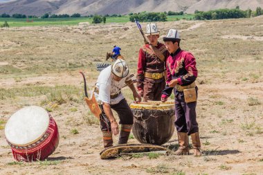 ISSYK KUL, KYRGYZSTAN - 15 Temmuz 2018: Kırgızistan 'daki Issyk Kul Gölü kıyısındaki Teskey Jeek Etnofestivali yerel okçuları