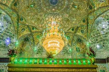 QAZVIN, İRAN - 5 Nisan 2018: İran 'ın Kazvin kentindeki Hüseyin Tapınağı' nın İçi
