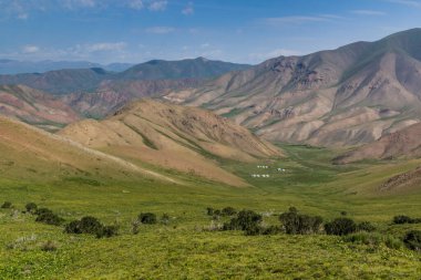 Kırgızistan 'daki Song Kul Gölü yakınlarında kamp kuran yeşil vadi.