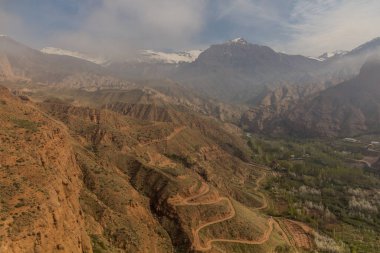 İran 'daki Alamut Vadisi' nin puslu manzarası