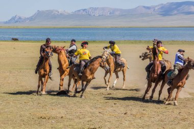 Song KOL, KYRGYZSTAN - 25 Temmuz 2018: Son Kol Gölü kıyılarında düzenlenen Ulusal At Oyunları Festivali 'nde geleneksel bir at leşi olan kok boru (ulak tartysh) oyuncuları