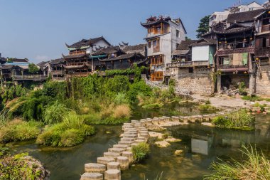Çin 'in Hunan bölgesindeki Furong Zhen kasabasında bir nehri geçen basamaklar.