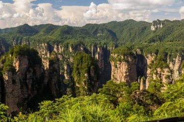 Çin 'in Hunan eyaletindeki Zhangjiajie Ulusal Orman Parkı manzarası
