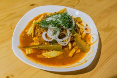 Azu, Kırgızistan 'daki tipik Karakol yemeği, et, patates, dereotu ve turşudan yapılır..