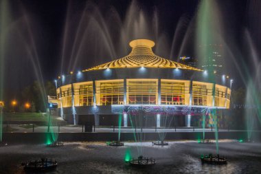 ALMATY, KAZAKHSTAN - 30 Temmuz 2018: Almaty 'deki Kazak Devlet Sirki Gece Görüşü