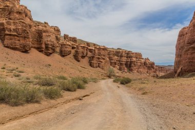 Kazakistan 'da Sharyn Kanyonu' nda yol