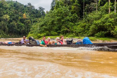 TAMAN NeGARA, MALAYSIA - 16 Mart 2018: Taman Negara Milli Parkı 'ndaki Tembeling Nehri' nde turistlerle tekne.