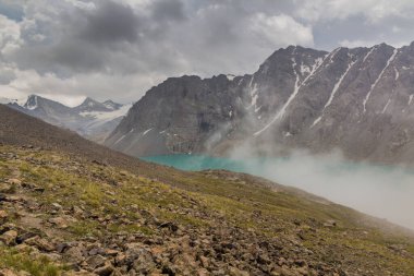 Kırgızistan 'daki Ala Kul Gölü üzerindeki sis
