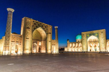 Semerkant, Özbekistan 'daki Registan Meydanı' nın akşam manzarası