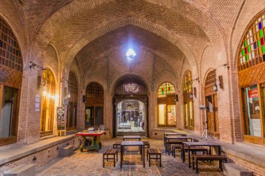 QAZVIN, IRAN - 5 Nisan 2018: Sa 'd al-Saltaneh Caravanserai' nin iç kesimi İran 'ın Kazvin kentinde pazara dönüştü