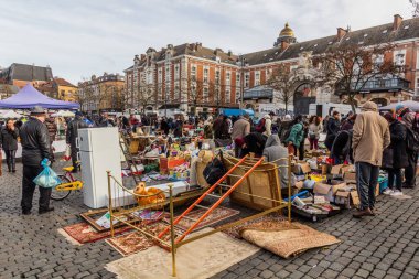 BRÜKSEL, BELGIUM - 18 ARALIK 2018: Belçika 'nın başkenti Brüksel' deki Jeu de Balle Meydanı 'ndaki Marolles Bit Pazarı