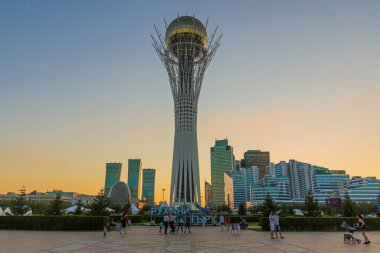 ASTANA, KAZAKHSTAN - 8 Temmuz 2018: Kazakistan 'ın başkenti Bayterek Kulesi ile Astana' nın (şimdiki Nur-Sultan) Skyline 'ı