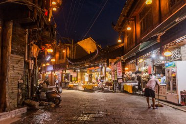 FURONG ZHEN, ÇİN - 11 AĞUSTOS 2018: Furong Zhen kasabasındaki bir caddenin gece manzarası, Çin