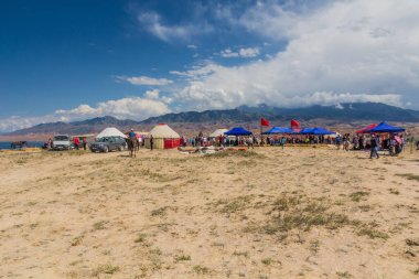 ISSYK KUL, KYRGYZSTAN - 15 Temmuz 2018: Kırgızistan 'daki Issyk Kul Gölü kıyısındaki Teskey Jeek Etnofestivali manzarası