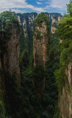 Çin 'in Hunan eyaletindeki Zhangjiajie Ulusal Orman Parkı' ndaki Wulingyuan Manzarası ve Tarihi İlgi Alanı 'ndaki Kum Taşı sütunları