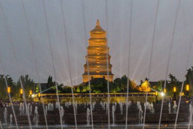 Çin, Xi 'an' daki Büyük Vahşi Kaz Pagoda 'nın önündeki çeşmeler.