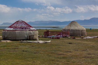 Kırgızistan 'daki Song Kul Gölü yakınlarında yurt kampı yapım aşamasında.