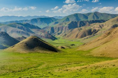 Kırgızistan, Song Kul Gölü yakınlarındaki dağlarda yeşil çayırlar.