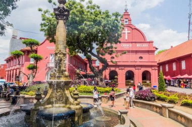 MALACCA, MALAYASIA - 19 Mart 2018: Malacca 'daki Kraliçe Victoria' s Fountain and Christ church, Malezya.