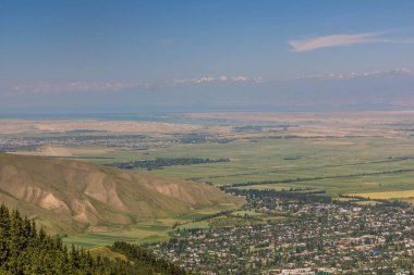 Karakol ve Issyk Kul Gölü yakınlarındaki Ak Suu (Teploklyuchenka) köyü manzarası, Kırgızistan