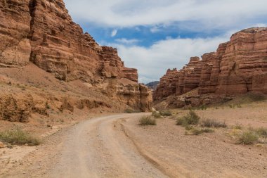 Kazakistan 'da Sharyn Kanyonu' nda yol