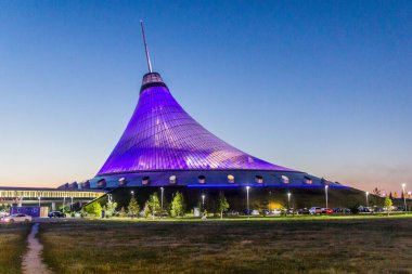ASTANA, KAZAKHSTAN - 8 Temmuz 2018: Astana 'daki Khan Shatyr Eğlence Merkezi (şimdiki adıyla Nur-Sultan), Kazakistan' ın başkenti.