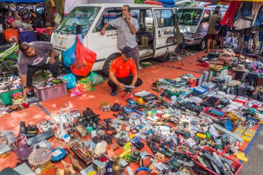 IPOH, MALAYASIA - 25 Mart 2018: Ipoh, Malezya 'da bir caddede bit pazarı.