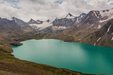 Kırgızistan 'daki Terskey Alatau dağlarında Ala-Kul Gölü