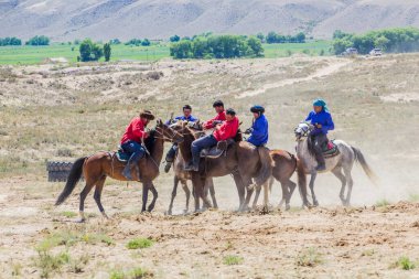 ISSYK KUL, KYRGYZSTAN - 15 Temmuz 2018: Kırgızistan 'daki Issyk Kul Gölü kıyısındaki Teskey Jeek Etnofestivali' nde geleneksel boru oyunları
