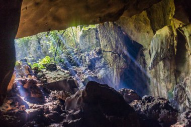 Taman Negara Ulusal Parkı 'ndaki bir mağarada ışık huzmeleri.
