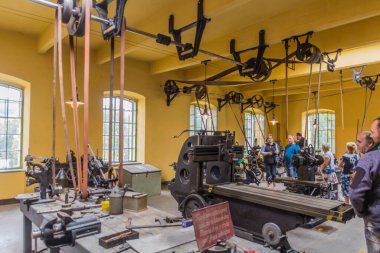 ZAMBERK, CZECHIA - SEPTEMBER 15, 2018 'inci yüzyıl fabrikası Eski Makine ve Teknoloji Müzesi' nde (Muzeum starych stroju a technology) hat milleri ve kemerlerle donatılmış.
