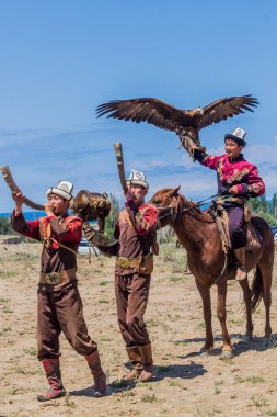 ISSYK KUL, KYRGYZSTAN - 15 Temmuz 2018: Kırgızistan 'daki Issyk Kul Gölü kıyısındaki Teskey Jeek Etnofestival' de Hunter performansı