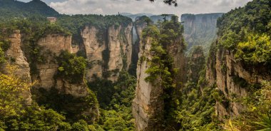 Çin 'in Hunan eyaletindeki Zhangjiajie Ulusal Orman Parkı' ndaki Wulingyuan Manzarası ve Tarihi İlgi Alanı 'nın doğal kaya köprüsü ve kumtaşı manzarası