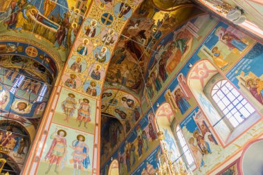 TOBOLSK, RUSSIA - 4 Temmuz 2018: Rusya 'nın Tobolsk Kremlin kompleksindeki St. Sophia-Varsayım Katedrali (Sofiysko-Uspenskiy Kafedralnyy Sobor)