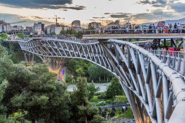 TEHRAN, İRAN - 14 Nisan 2018: Tahran 'daki Tabiat yaya köprüsünün görüntüsü.