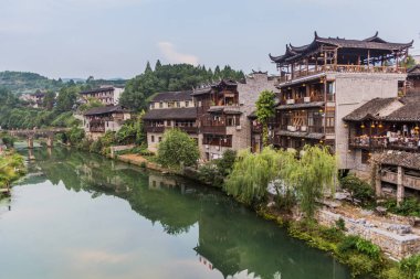 Geleneksel evler ve Çin 'in Hunan bölgesindeki Furong Zhen kasabasında bir nehir.