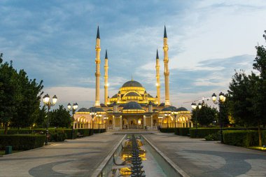 Akhmad Kadyrov Camii 'nin Grozny, Rusya' daki akşam manzarası (resmi adıyla Çeçenistan 'ın Kalbi)