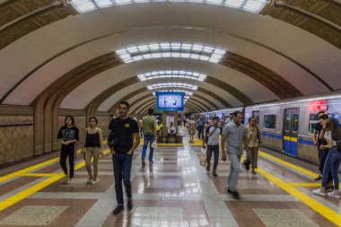 ALMATY, KAZAKHSTAN - 31 Temmuz 2018: Almaty 'deki bir metro istasyonunun içi.