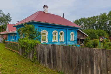 Rusya 'nın Kungur şehrinde tipik bir Rus ahşap evi.