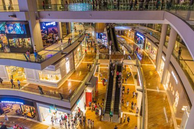SINGAPORE, SINGAPORE - 11 Mart 2018: The Shoppes at Marina Bay Sands AVM, Singapur