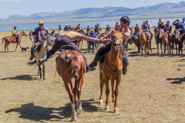 Song KOL, KYRGYZSTAN - 25 Temmuz 2018: Son Kol Gölü kıyılarındaki Ulusal At Oyunları Festivali 'nde At Sırtı Güreşi