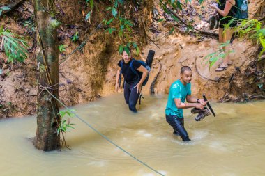 TAMAN NeGARA, MALAYSIA - 16 Mart 2018: Turistler Taman Negara Milli Parkı 'ndaki bir dereyi geçiyorlar.