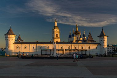 TOBOLSK, RUSSIA - 4 Temmuz 2018: Gostiny Dvor (tüccar bahçesi), çan kulesi ve Rusya 'nın Tobolsk Kremlin kentindeki St. Sophia-Varsayım Katedrali